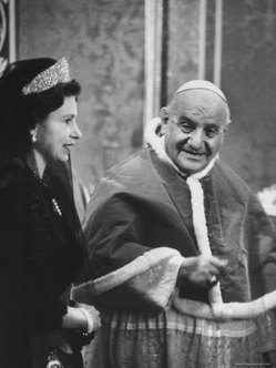 Elizabeth Visiting John XXIII.jpg